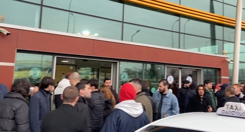 VIDEO: რა ხდება ილია თოფურიას თბილისში ჩამოფრენამდე 1 საათით ადრე აეროპორტში