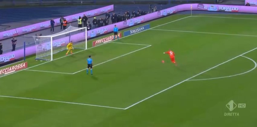 VIDEO: გახვრიტა! - ნაპოლის მეკარის საოცარი პენალტი