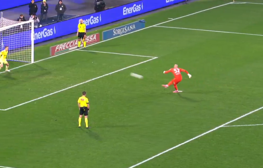 VIDEO: ნაპოლის მეკარემ ისტორიაში  ყველაზე უცნაური პენალტი შეასრულა